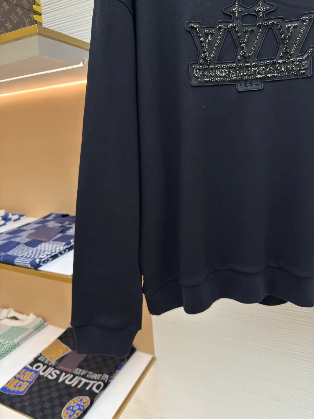 LOUIS VUITTON Obsidian claw diamond sweatshirt ●Authentic product: Purchased and developed for 16700 ●Item number: 1680292-B15 ●Fabric: Double-strand large terry bottom sweatshirt fabric ●Technology: Hand-picked stitch and embroidered chapter production ●Version: Fitted version ●Weight: about 585 grams ●Size: XS-S-M-L ●Description: The fabric is made of cotton 32s double-ply large terry bottom sweatshirt fabric, matched with 26s double yarn 1*1 horizontal machine weaving thread, the front panel is hand-picked and embroidered with an embroidered patch, the patch is made of non-woven material, laser burned to produce the embroidered patch, the outer ring is flat embroidered, and the inside is lined with bead positioning lines, customized elliptical claw drill base, two specifications of flat top drill, 3*7 There are two kinds of square diamonds, 6*6. The diamonds are all made of obsidian high-bright polishing material. The beads are manually mounted on a wooden frame. The beading time for a single piece of chapter reaches 3.5 hours. The overall wiring is straight and delicate, the fabric is comfortable and soft, and the color is consistent without color difference. It can be matched with the same style to create a fashionable look and control various occasions. Customized accessories, complete with three standards, same style for men and women!